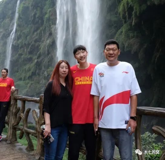 我喜欢女人的陪伴，可是一个叫做哈维的家伙总是如影随形地站在角落里，每当的几个女人希望我做出承诺:我会像她爱我一样爱她，我们的爱情是水恒的，是坚不渝的。